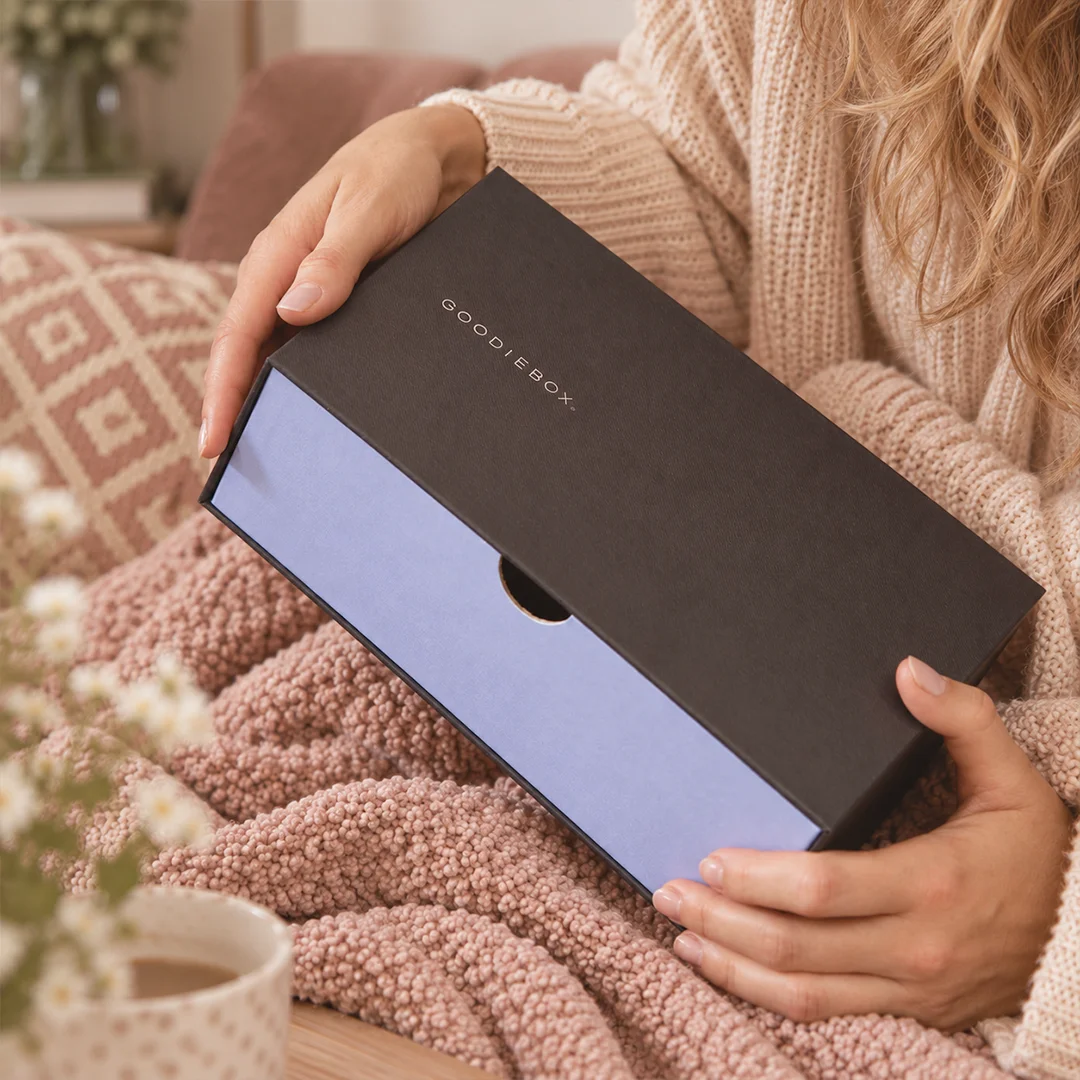 En åben pink Goodiebox med beautyprodukter