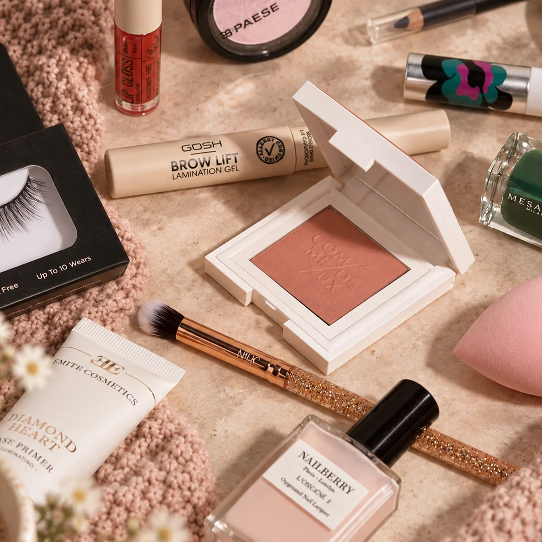 Selfcare-øjeblik med lys og en åben Goodiebox